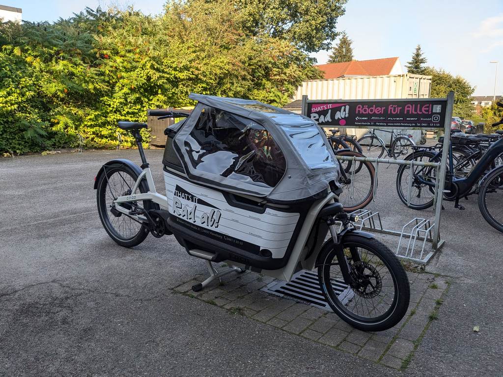 Weiß-graues Lastenrad E-Bike